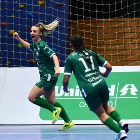 Nati, do Female, comemora seu gol diante do Barateiro pelas quartas de final da Liga Feminina de Futsal