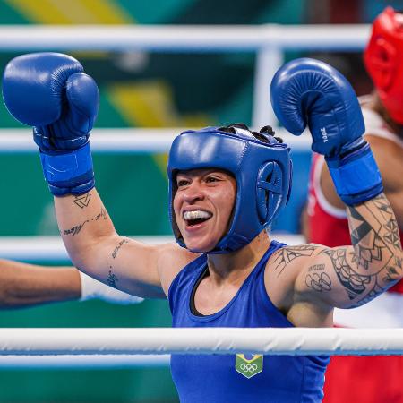 Beatriz Ferreira comemora a medalha de ouro no boxe do Pan 2023