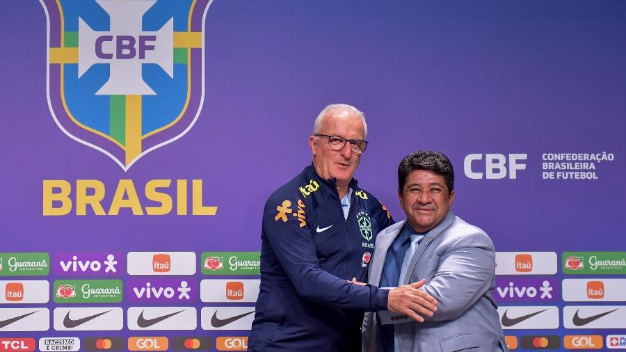 Dorival Júnior e Ednaldo Rodrigues se abraçam durante apresentação do novo técnico da seleção