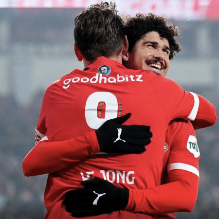André Ramalho comemora com De Jong na 17ª vitória do PSV