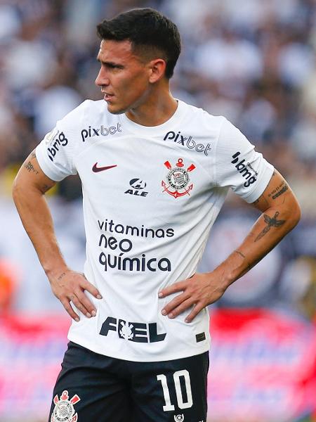 Matias Rojas em ação pelo Corinthians contra o Palmeiras em jogo pelo Campeonato Brasileiro de 2023