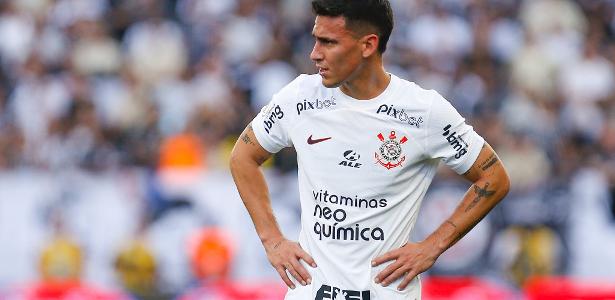 Meia Rojas segue vinculado ao Corinthians durante ação na Fifa.