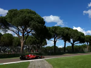 Leclerc domina os treinos livres e Verstappen tem dificuldades em Imola