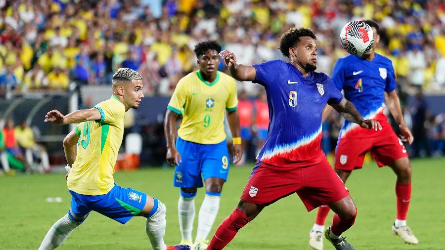 Observado por Endrick, Andreas Pereira tenta desarmar Pepi durante EUA x Brasil