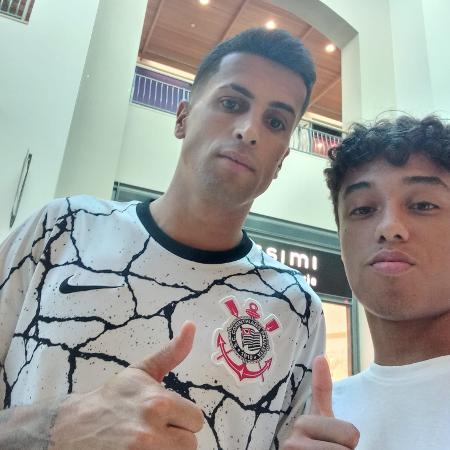 Torcedor tira foto com João Cancelo, com a camisa do Corinthians, em shopping de Lisboa, Portugal