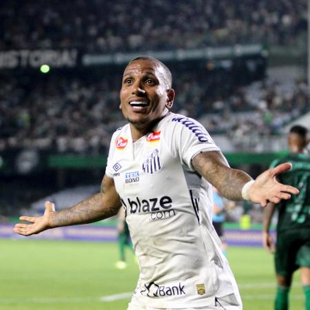 Otero comemora gol marcado pelo Santos contra o Coritiba na Série B Otero comemora gol marcado pelo Santos contra o Coritiba na Série B