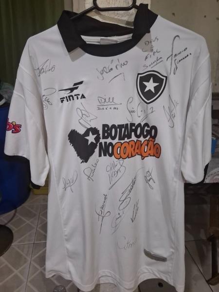 Camisa do Botafogo autografada pelo elenco de 2003 está sendo rifada pelo torcedor Igor Faria - Arquivo pessoal