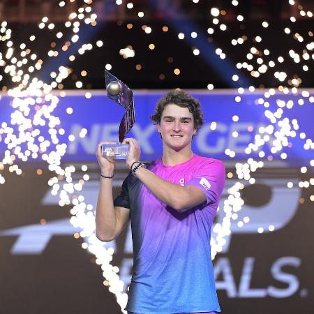 João Fonseca com o troféu do ATP Next Gen Finals de 2024 - Peter Staples/ATP Tour