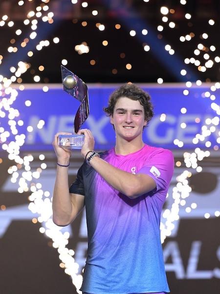 João Fonseca com o troféu do ATP Next Gen Finals de 2024