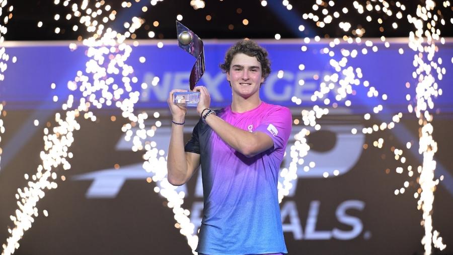 João Fonseca com o troféu do ATP Next Gen Finals de 2024