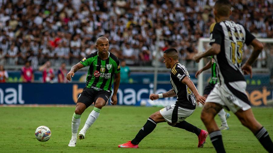 Mariano, do América-MG, em ação contra seu ex-clube, o Atlético, na final do Mineiro Mariano, do América-MG, em ação contra seu ex-clube, o Atlético, na final do Mineiro