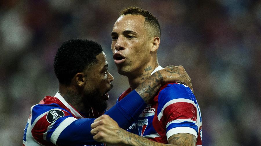 Marinho e Breno Lopes comemoram gol do Fortaleza - Thiago GADELHA / AFP