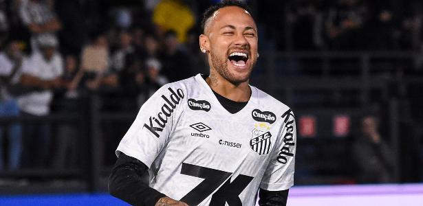 Neymar anuncia renovação de contrato com o Santos: 'Ouvi meu coração'