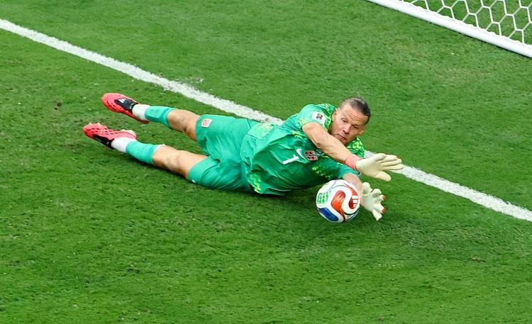 Nyland, goleiro da Noruega, em ação durante jogo contra a Inglaterra pela Copa do Mundo Nyland, goleiro da Noruega, em ação durante jogo contra a Inglaterra pela Copa do Mundo