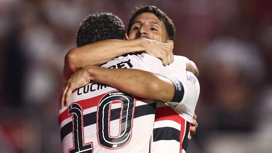 Luciano comemora com Calleri o gol do São Paulo