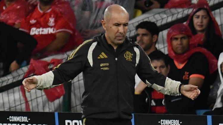 Leonardo Jardim, técnico do Flamengo, durante partida contra o Estudiantes