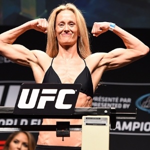 Jessica Rakoczy apareceu magérrima na pesagem de sua mais recente luta. E perdeu - Arte/UOL, com Getty Images