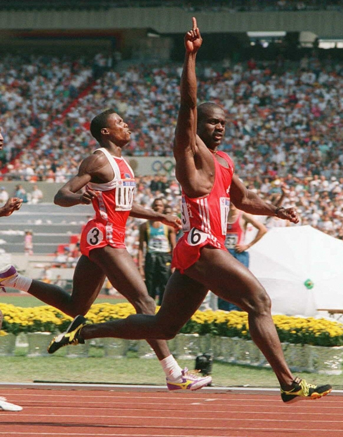 24.09.1988 - Ben Johnson (d) comemora ao vencer a final dos 100 m rasos na Olimpíada de Seul-1988. Ele caiu no antidoping, e o ouro foi para o segundo colocado, Carl Lewis (e)