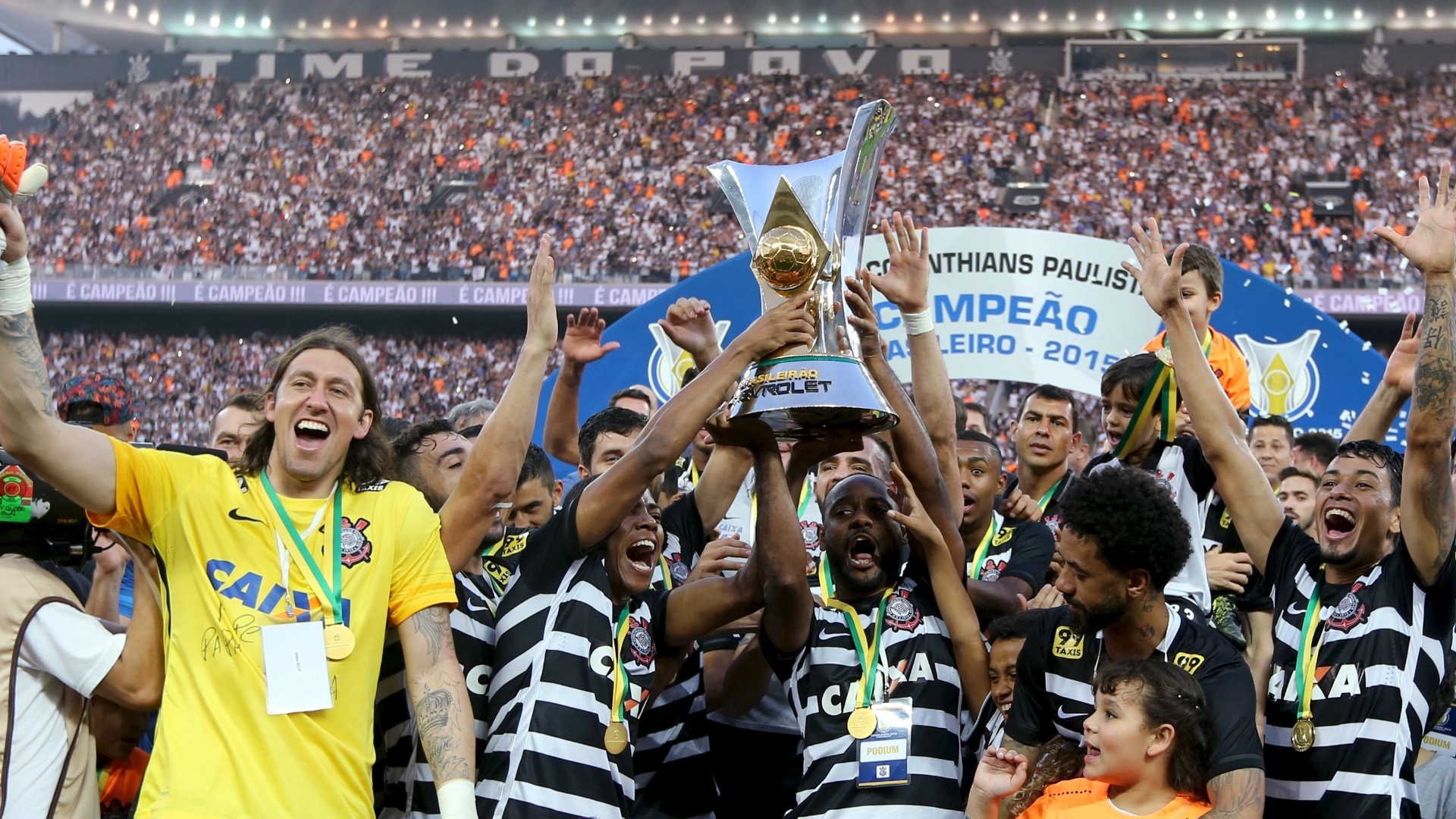 Corinthians levanta taça do Campeonato Brasileiro após golear o São Paulo - REUTERS/Paulo Whitaker
