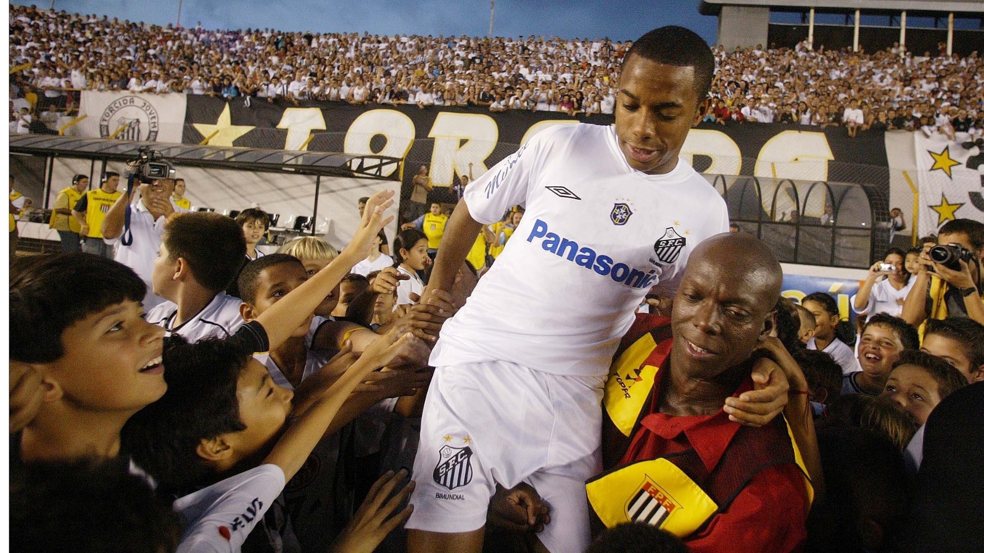 Robinho é ovacionado pelos torcedores em sua primeira despedida do Santos, em 2005 - Jorge Araujo\Folha Imagem Digital
