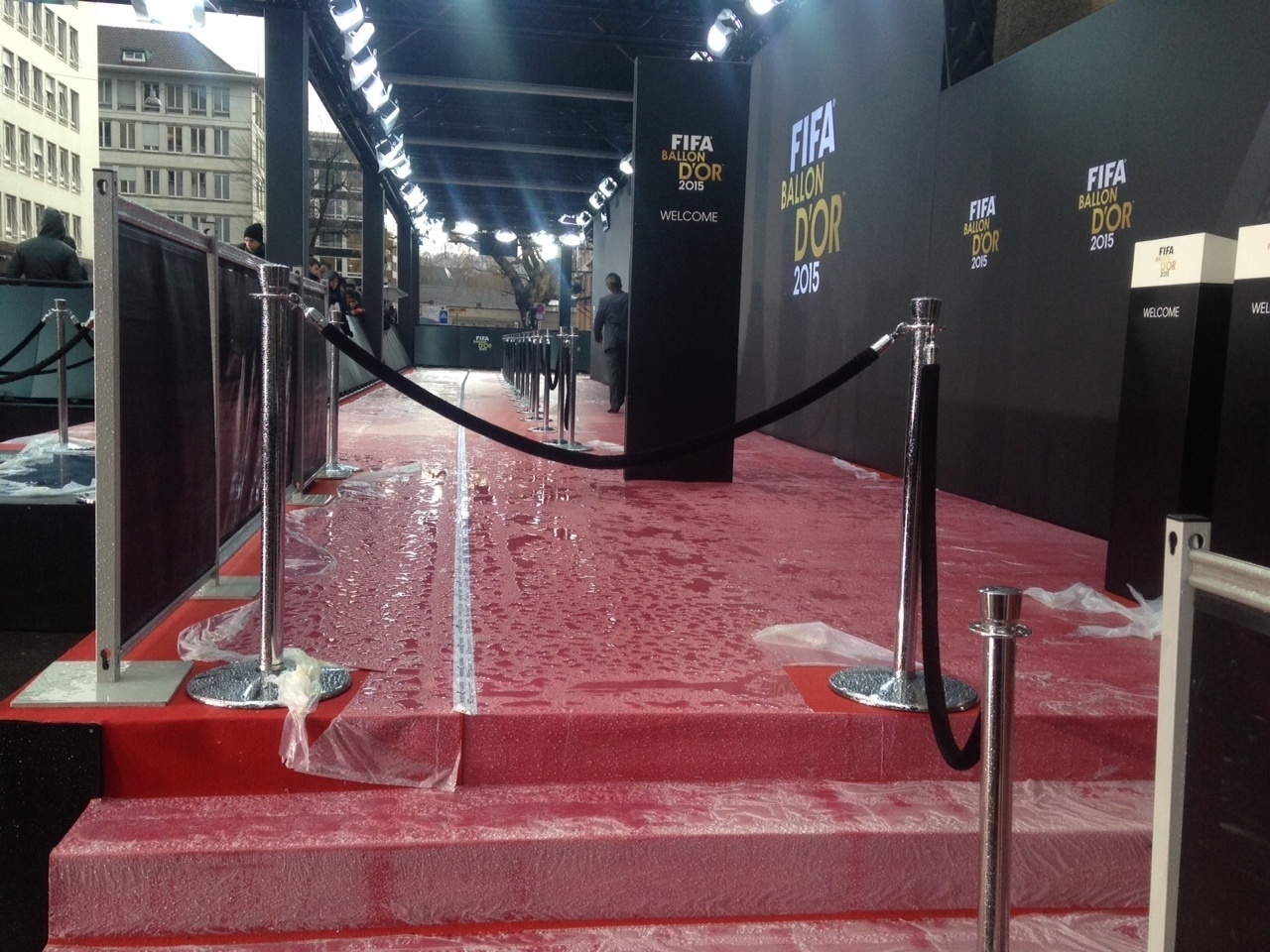 11.jan.2016 - Por enquanto, o maior 'problema' antes da premiação da Bola de Ouro é com a chuva em Zurique - João Henrique Marques/UOL