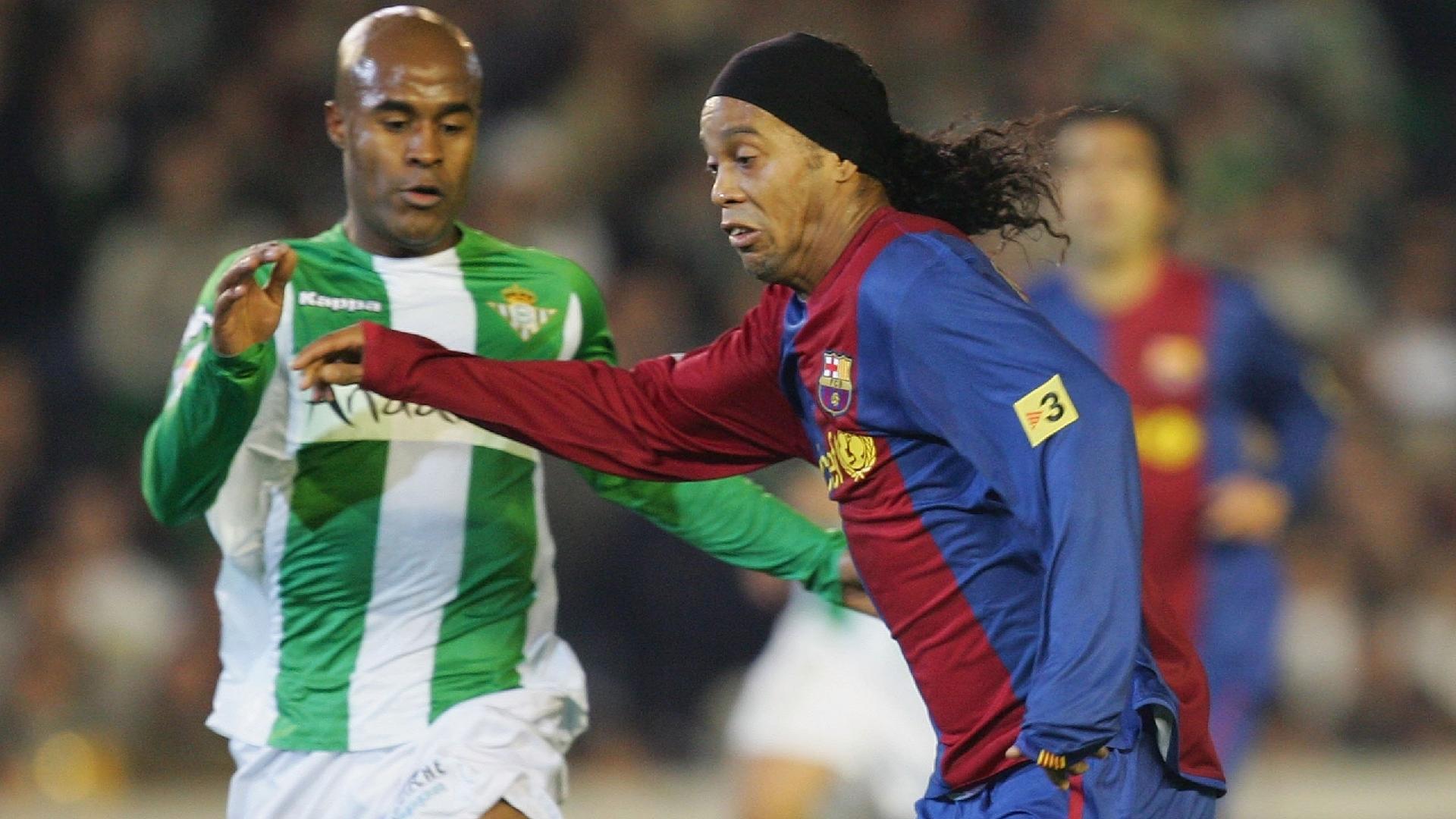 Marcos Assunção e Ronaldinho disputam lance em partida entre Barcelona e Betis pelo Campeonato Espanhol de 2007, em Sevilha