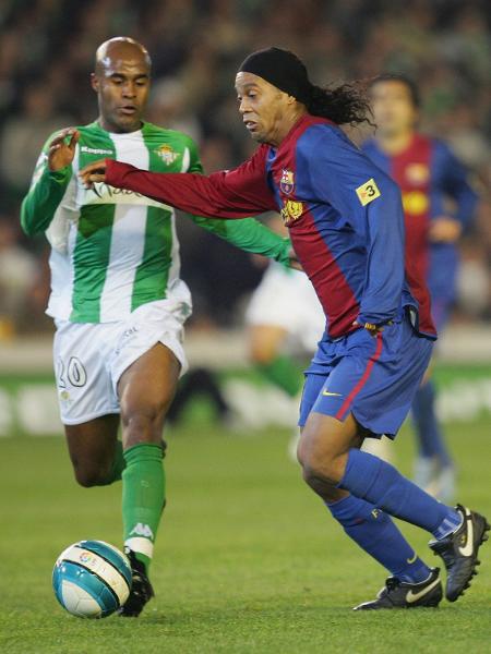 Marcos Assunção e Ronaldinho disputam lance em partida entre Barcelona e Betis pelo Campeonato Espanhol de 2007, em Sevilha - Denis Doyle/Getty Images