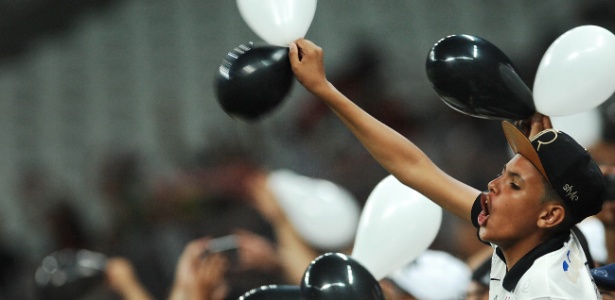 Jovem torcedor do Corinthians canta durante partida contra o Atlético-PR em Itaquera - Reinaldo Canato /UOL - Reinaldo Canato /UOL