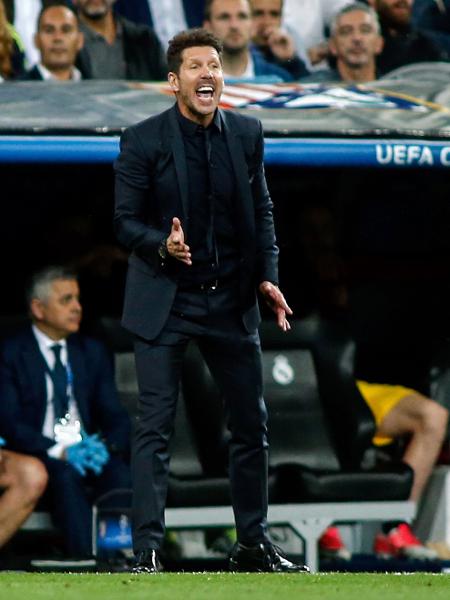 Simeone orienta o Atlético de Madri durante a partida contra o Real - AFP PHOTO / OSCAR DEL POZO