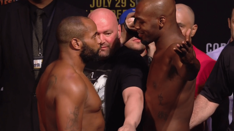 Daniel Cormier e Jon Jones fazem encarada durante UFC 214 - Reprodução/UFC