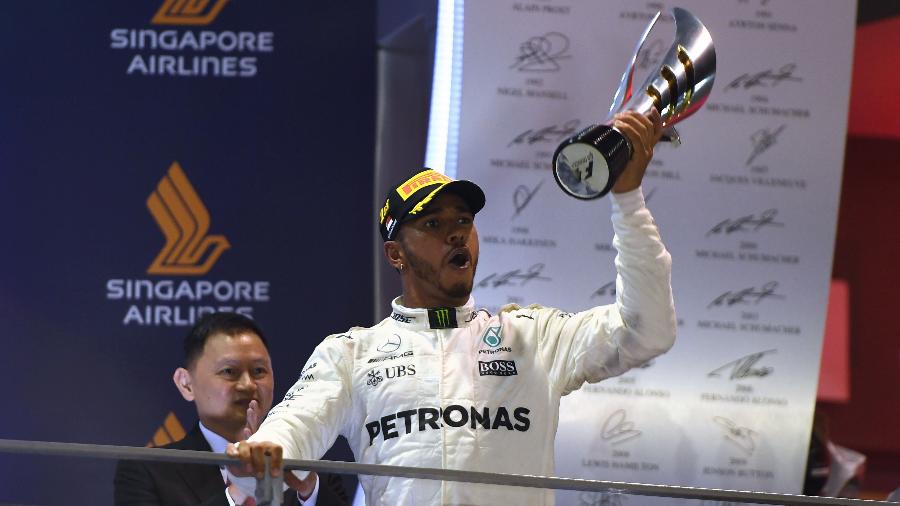 Lewis Hamilton exibe troféu conquistado no GP de Cingapura - AFP PHOTO / MANAN VATSYAYANA