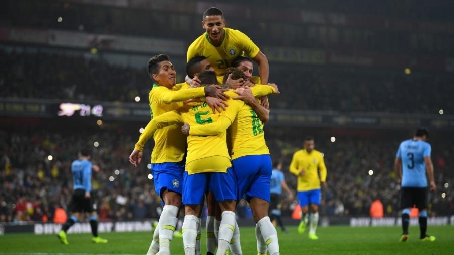 Jogadores da seleção brasileira comemoram gol de Neymar contra o Uruguai - Mike Hewitt/Getty Images