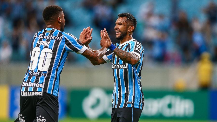 André cumprimenta Montoya após gol do Grêmio sobre o São José - LUCAS UEBEL/GREMIO FBPA