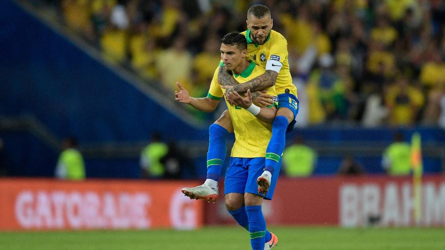 Daniel Alves comemora com Thiago Silva após segundo gol do Brasil - Juan MABROMATA/AFP