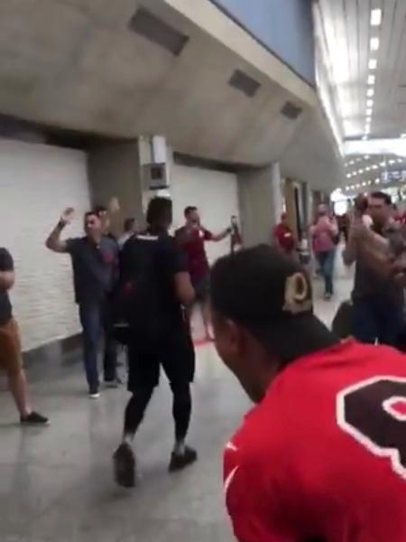Lateral vascaíno Danilo Barcelos passa por corredor de rubro-negros em aeroporto do Rio de Janeiro - Reprodução / Twitter