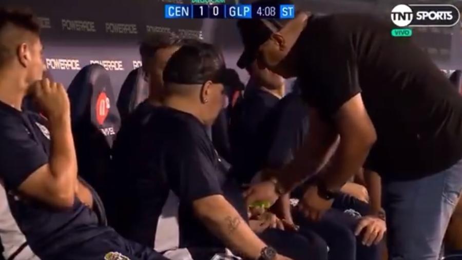 Maradona recebendo comprimidos durante partida - Reprodução / Twitter