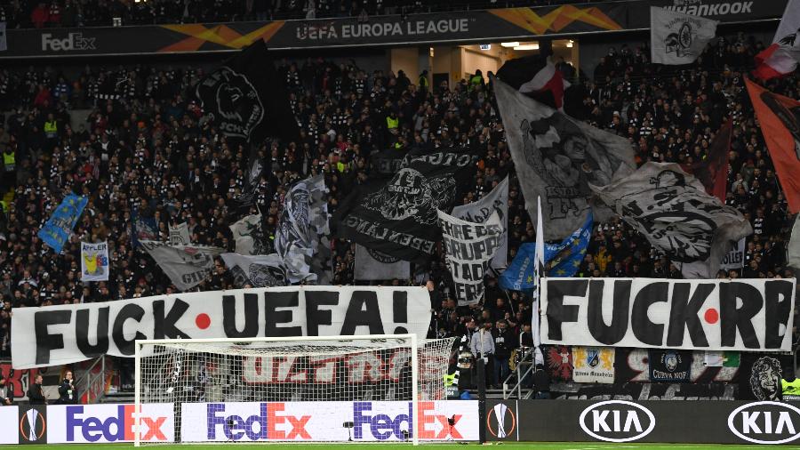 Após veto da Uefa, torcedores do Eintracht Frankfurt exibiram faixa com xingamento à entidade - Arne Dedert via Getty Images