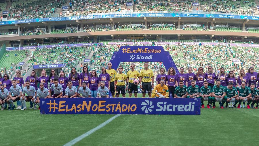 Abertura da partida entre Palmeiras e Ferroviária com ação pelo Dia Internacional da Mulher no Allianz Parque - ANDERSON LIRA/FRAMEPHOTO/FRAMEPHOTO/ESTADÃO CONTEÚDO