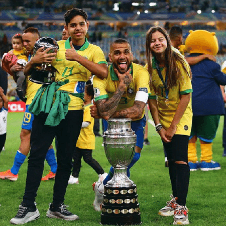 Daniel Alves lembra de foto com os filhos na comemoração do título da Copa América - Reprodução/Instagram