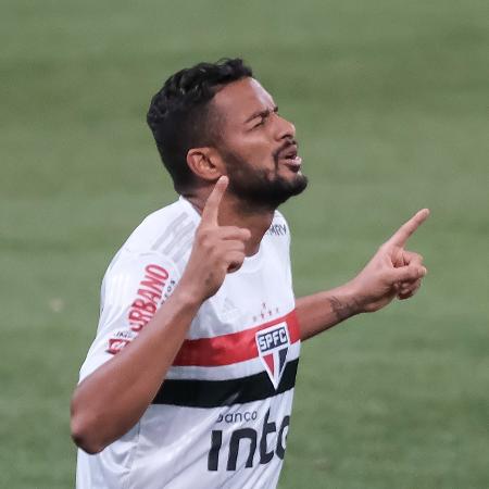 Reinaldo converte pênalti para o São Paulo e abre o placar contra o Palmeiras, pelo Brasileirão - Marcello Zambrana/AGIF