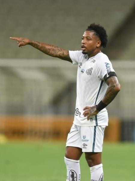 Marinho aponta antes de cobrar falta marcada para o Santos - Ivan Storti/Santos FC