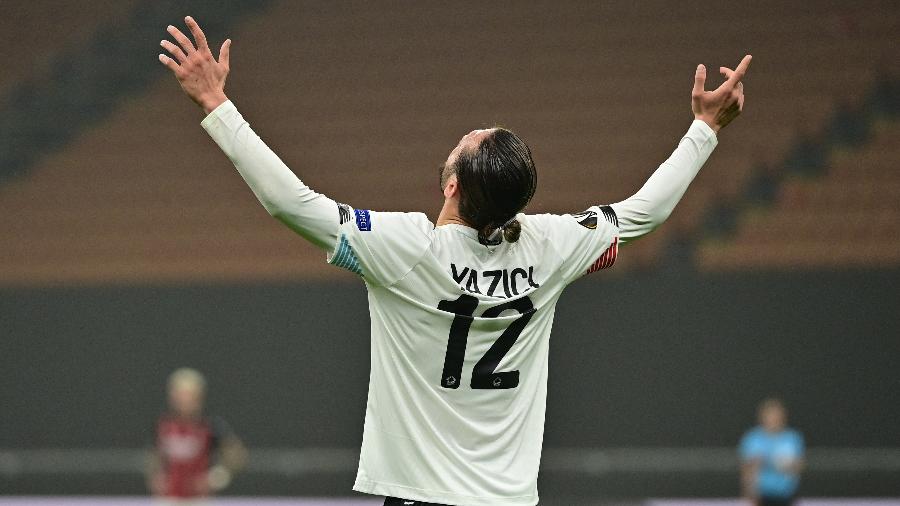 Yazici celebra hat-trick pelo Lille diante do Milan na Liga Europa - MIGUEL MEDINA/AFP