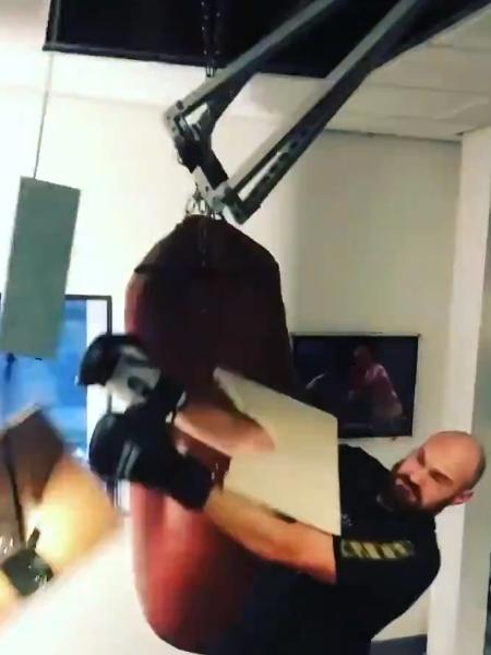 Tyson Fury "derruba" teto durante treino de boxe - Reprodução