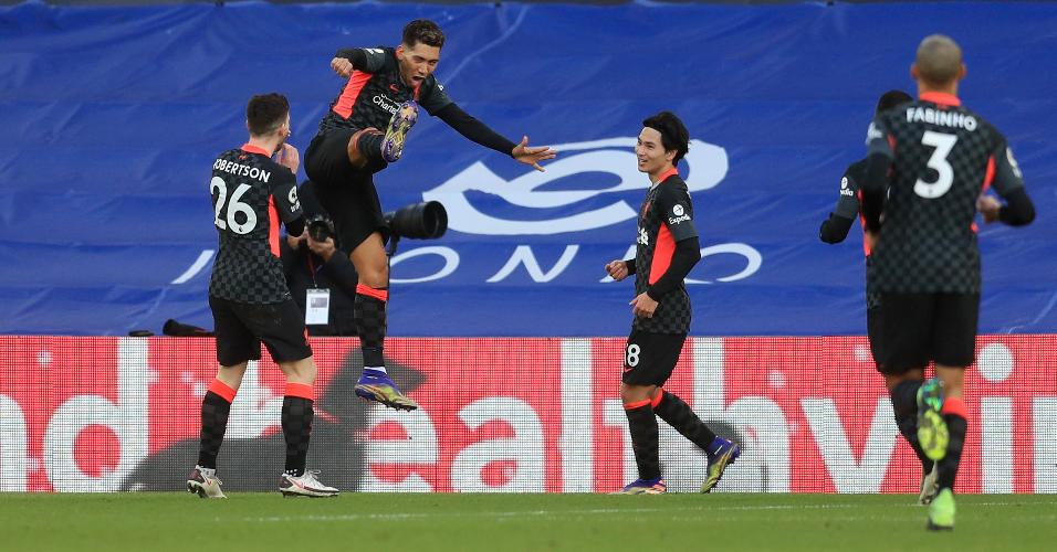 Roberto Firmino comemora um de seus gols marcados contra o Crystal Palace 