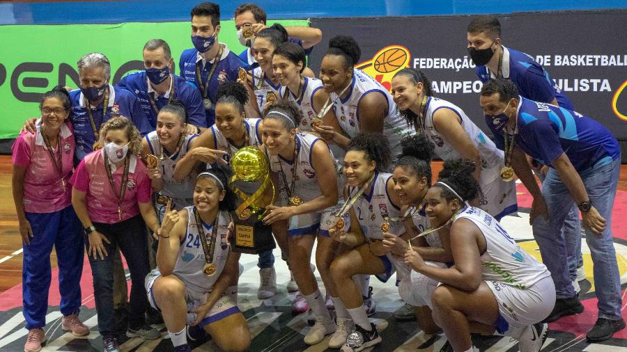 Jogadoras do Campinas posam com medalhas e troféu do Campeonato Paulista - Daniela Camargo