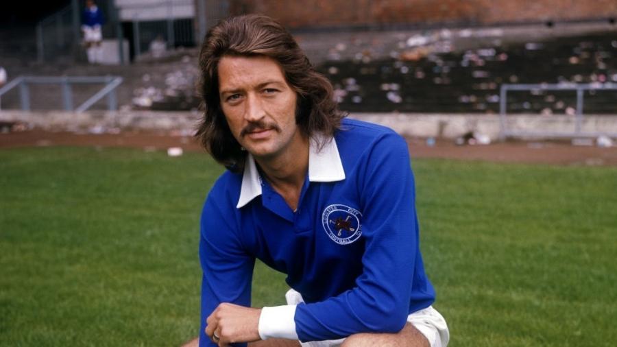 Frank Worthington com a camisa do Leicester City, em 1973 - PA Images/PA Images via Getty Images