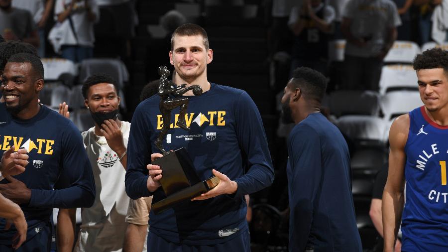 Nikola Jokic, do Denver Nuggets, recebe o prêmio de MPV antes do jogo contra o Phoenix Suns - Garrett Ellwood/NBAE via Getty Images