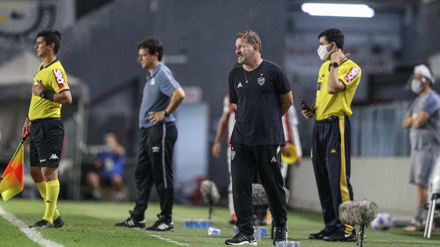 Com uma barba diferente e um bigode diferenciado, Cuquinha comandou o Atlético-MG contra o Santos - Pedro Souza/Atlético-MG