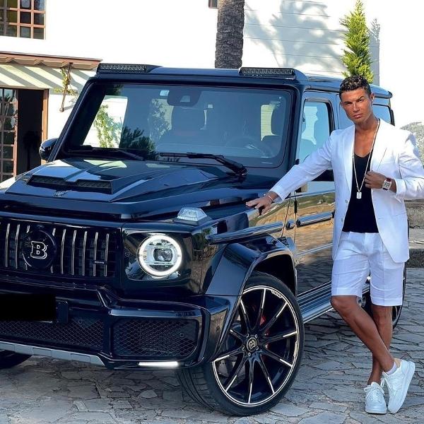 Cristiano Ronaldo posa com um Brabus 800