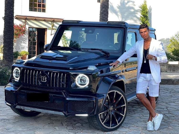 Cristiano Ronaldo posa com um Brabus 800